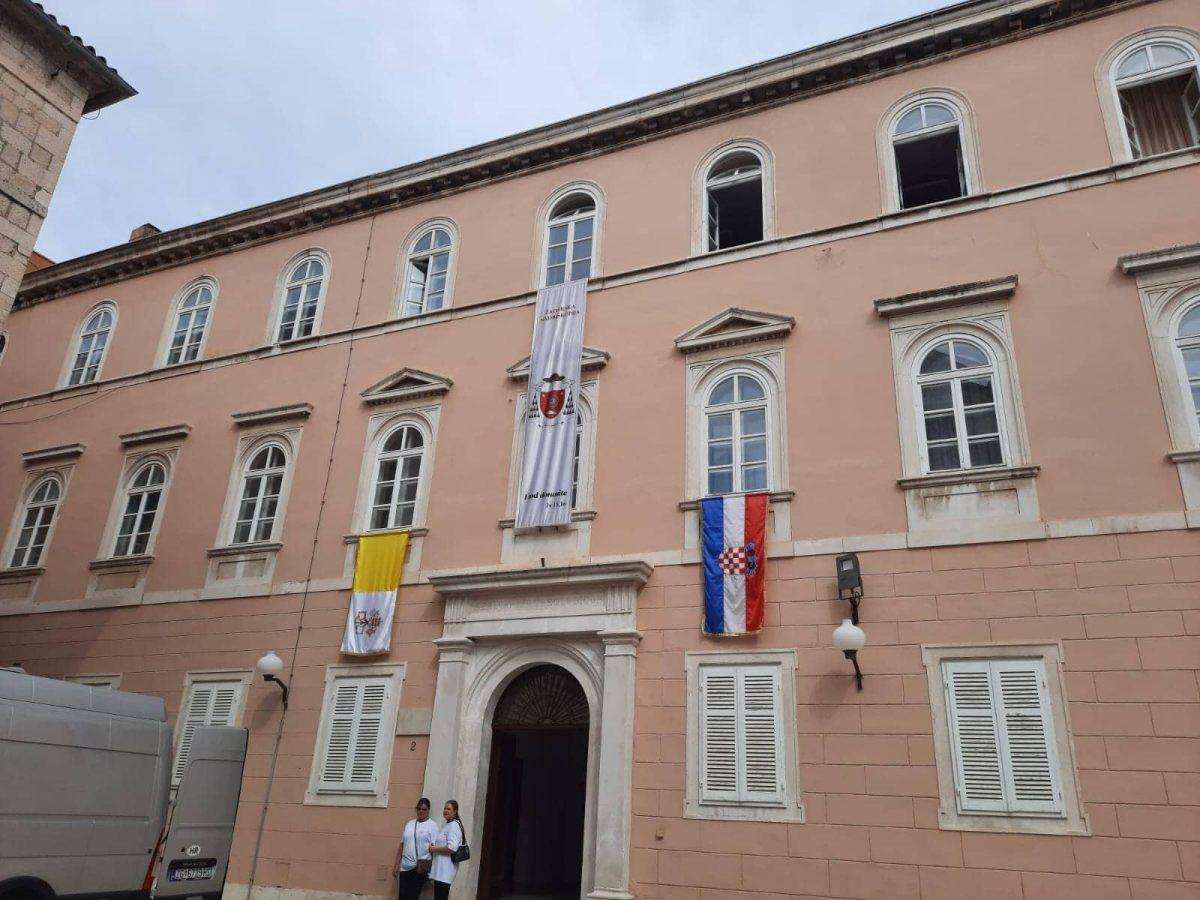 (FOTO i VIDEO ) VELIKI DOGAĐAJ: Prvo biskupsko ređenje u Zadru nakon 32 godine (FOTO i VIDEO ) VELIKI DOGAĐAJ: Prvo biskupsko ređenje u Zadru nakon 32 godine