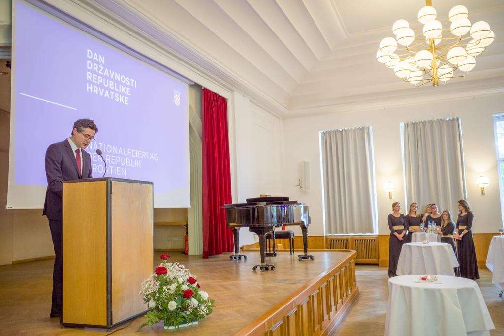PROSLAVA DANA DRŽAVNOSTI U STUTTGARTU: Hrvatska od osamostaljenje, borbe za slobodu i privođenja kraju euro integracija PROSLAVA DANA DRŽAVNOSTI U STUTTGARTU: Hrvatska od osamostaljenje, borbe za slobodu i privođenja kraju euro integracija