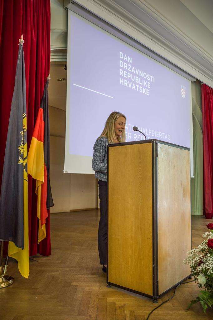 PROSLAVA DANA DRŽAVNOSTI U STUTTGARTU: Hrvatska od osamostaljenje, borbe za slobodu i privođenja kraju euro integracija PROSLAVA DANA DRŽAVNOSTI U STUTTGARTU: Hrvatska od osamostaljenje, borbe za slobodu i privođenja kraju euro integracija