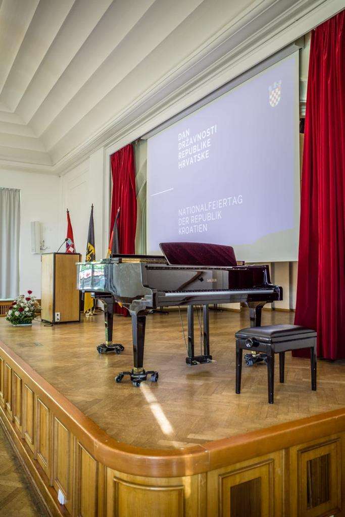 PROSLAVA DANA DRŽAVNOSTI U STUTTGARTU: Hrvatska od osamostaljenje, borbe za slobodu i privođenja kraju euro integracija PROSLAVA DANA DRŽAVNOSTI U STUTTGARTU: Hrvatska od osamostaljenje, borbe za slobodu i privođenja kraju euro integracija