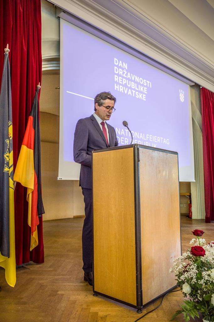 PROSLAVA DANA DRŽAVNOSTI U STUTTGARTU: Hrvatska od osamostaljenje, borbe za slobodu i privođenja kraju euro integracija PROSLAVA DANA DRŽAVNOSTI U STUTTGARTU: Hrvatska od osamostaljenje, borbe za slobodu i privođenja kraju euro integracija