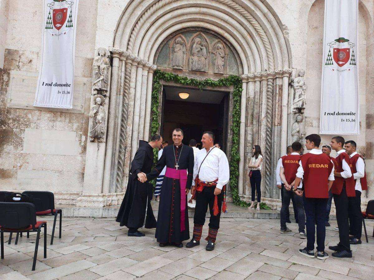 (FOTO i VIDEO ) VELIKI DOGAĐAJ: Prvo biskupsko ređenje u Zadru nakon 32 godine (FOTO i VIDEO ) VELIKI DOGAĐAJ: Prvo biskupsko ređenje u Zadru nakon 32 godine