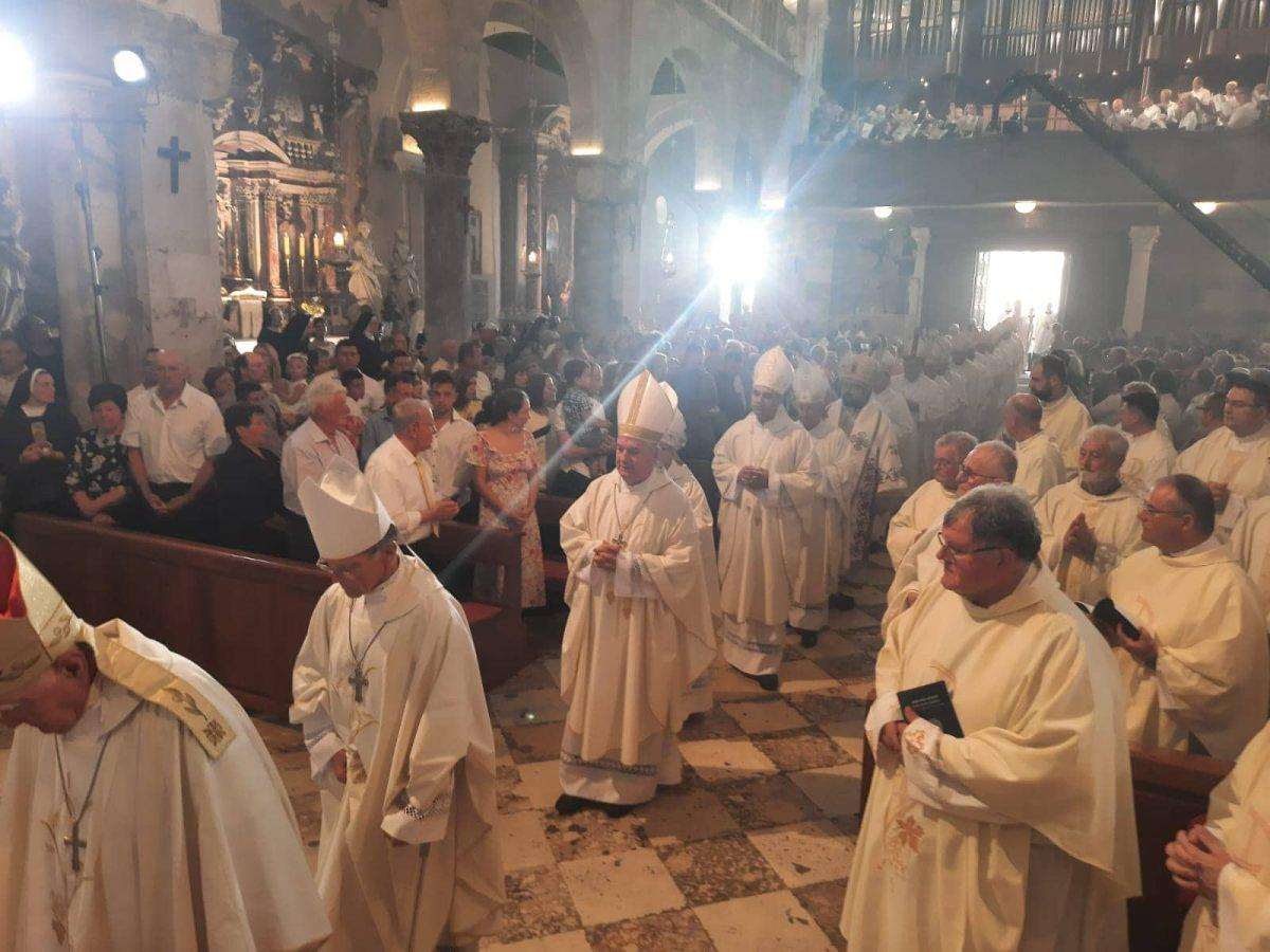 (FOTO i VIDEO ) VELIKI DOGAĐAJ: Prvo biskupsko ređenje u Zadru nakon 32 godine (FOTO i VIDEO ) VELIKI DOGAĐAJ: Prvo biskupsko ređenje u Zadru nakon 32 godine