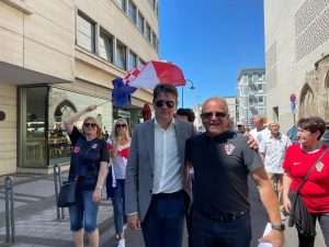 (FOTO) TIJELOVO U KÖLNU: Hrvati tradicionalno sudjelovali u procesiji i svetoj misi, hrvatska zastava vijorila se središtem grada