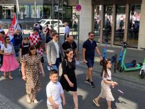 (FOTO) TIJELOVO U KÖLNU: Hrvati tradicionalno sudjelovali u procesiji i svetoj misi, hrvatska zastava vijorila se središtem grada