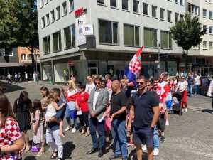 (FOTO) TIJELOVO U KÖLNU: Hrvati tradicionalno sudjelovali u procesiji i svetoj misi, hrvatska zastava vijorila se središtem grada