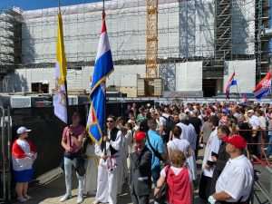 (FOTO) TIJELOVO U KÖLNU: Hrvati tradicionalno sudjelovali u procesiji i svetoj misi, hrvatska zastava vijorila se središtem grada