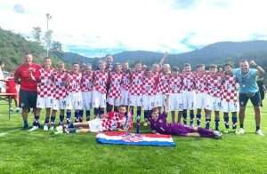 (VIDEO I FOTO) SJAJAN USPJEH HRVATA IZ NJEMAČKE: Izabrana vrsta mladih Hrvata iz Njemačke uvjerljivo trijumfirala na Schwarzwald Cupu 2022. u Bad Peterstalu