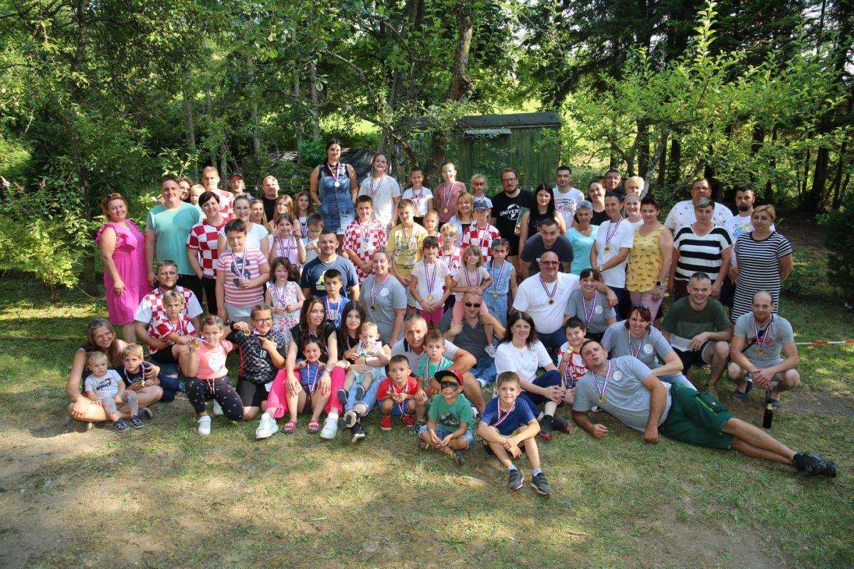 (FOTO) ZABAVA ZA KRAJ ŠKOLSKE GODINE: U njemačkom gradu okupio se velik broj hrvatske djece (FOTO) ZABAVA ZA KRAJ ŠKOLSKE GODINE: U njemačkom gradu okupio se velik broj hrvatske djece