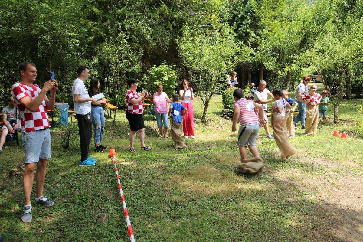 (FOTO) ZABAVA ZA KRAJ ŠKOLSKE GODINE: U njemačkom gradu okupio se velik broj hrvatske djece (FOTO) ZABAVA ZA KRAJ ŠKOLSKE GODINE: U njemačkom gradu okupio se velik broj hrvatske djece