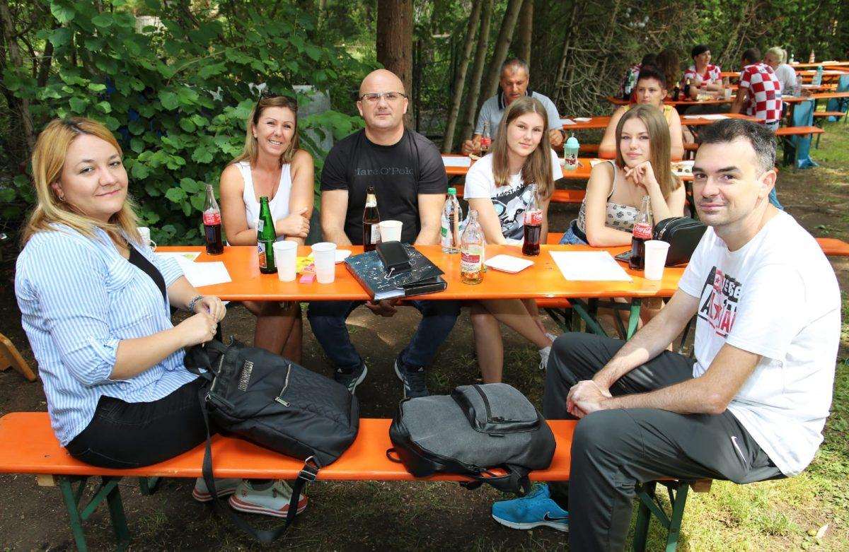 (FOTO) ZABAVA ZA KRAJ ŠKOLSKE GODINE: U njemačkom gradu okupio se velik broj hrvatske djece (FOTO) ZABAVA ZA KRAJ ŠKOLSKE GODINE: U njemačkom gradu okupio se velik broj hrvatske djece