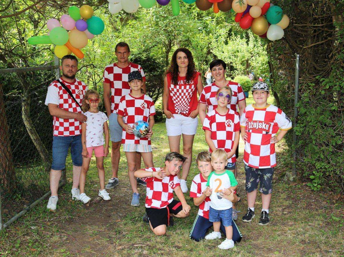 (FOTO) ZABAVA ZA KRAJ ŠKOLSKE GODINE: U njemačkom gradu okupio se velik broj hrvatske djece (FOTO) ZABAVA ZA KRAJ ŠKOLSKE GODINE: U njemačkom gradu okupio se velik broj hrvatske djece