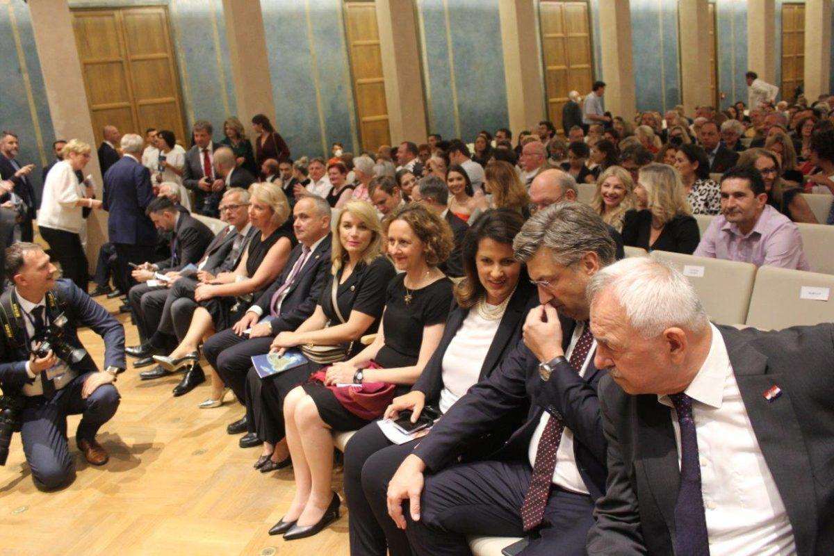 (FOTO) VELIČANSTVEN KONCERT U MÜNCHENU: U znak prijateljstva Bavarske i Hrvatske održan koncert na kojeg je došao i premijer Plenković (FOTO) VELIČANSTVEN KONCERT U MÜNCHENU: U znak prijateljstva Bavarske i Hrvatske održan koncert na kojeg je došao i premijer Plenković