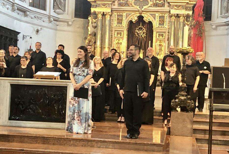 (FOTO i VIDEO) ZBOR HRT-a U MÜNCHENU: Veliki broj Hrvata na nedjeljnom koncertu u crkvi sv. Michaela - večeras novi koncert u Herkulessaal der Residenz u Münchenu (FOTO i VIDEO) ZBOR HRT-a U MÜNCHENU: Veliki broj Hrvata na nedjeljnom koncertu u crkvi sv. Michaela - večeras novi koncert u Herkulessaal der Residenz u Münchenu