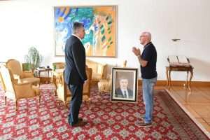 NA DAR DOBIO PORTRET KOJI JE PREŠAO MNOGO KILOMETARA: Milanović na Pantovčaku primio Čedu Paića, poznatog hrvatskog humanitarca iz Nizozemske i „Osobu godine“ u Večernjakovu izboru