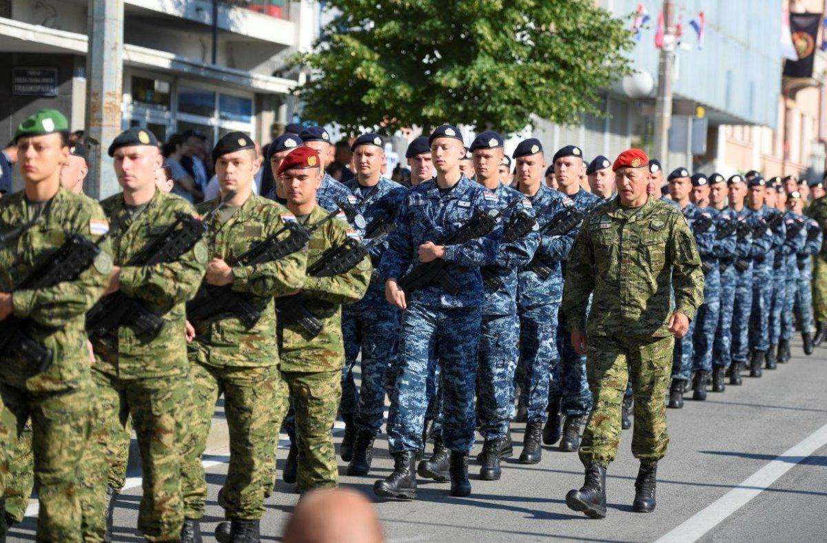 Postrojbe Hrvatske vojske marširaju ulicama Knina / Foto: Hina
