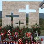 SPOMEN OBILJEŽJE ŽRTVAMA UDBE: U Donjim Hamzićima podignut spomenik u čast mučki ubijene obitelji Ševo SPOMEN OBILJEŽJE ŽRTVAMA UDBE: U Donjim Hamzićima podignut spomenik u čast mučki ubijene obitelji Ševo