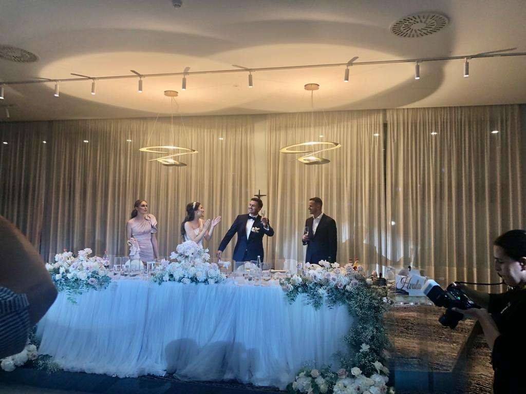 (VIDEO I FOTO) ZAPJEVAO IM JE I MATE BULIĆ: O vjenčanju mladog para iz Frankfurta u Hercegovini dugo će se pričati! (VIDEO I FOTO) ZAPJEVAO IM JE I MATE BULIĆ: O vjenčanju mladog para iz Frankfurta u Hercegovini dugo će se pričati!