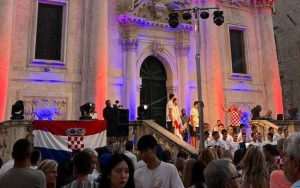 DUBROVNIK: Zlatnim vaterpolistima priređen doček ispred crkve Sv. Vlaha DUBROVNIK: Zlatnim vaterpolistima priređen doček ispred crkve Sv. Vlaha