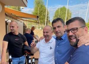 NEZAUSTAVLJIVI BIJELI STROJ: Nogometaši Hajduka Wiesbaden upisali su u nedjelju četvrtu uzastopnu pobjedu NEZAUSTAVLJIVI BIJELI STROJ: Nogometaši Hajduka Wiesbaden upisali su u nedjelju četvrtu uzastopnu pobjedu