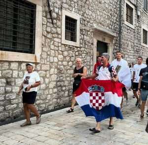 DUBROVNIK: Zlatnim vaterpolistima priređen doček ispred crkve Sv. Vlaha DUBROVNIK: Zlatnim vaterpolistima priređen doček ispred crkve Sv. Vlaha