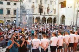 DUBROVNIK: Zlatnim vaterpolistima priređen doček ispred crkve Sv. Vlaha DUBROVNIK: Zlatnim vaterpolistima priređen doček ispred crkve Sv. Vlaha