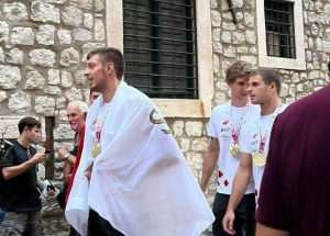 DUBROVNIK: Zlatnim vaterpolistima priređen doček ispred crkve Sv. Vlaha DUBROVNIK: Zlatnim vaterpolistima priređen doček ispred crkve Sv. Vlaha