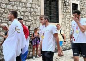 DUBROVNIK: Zlatnim vaterpolistima priređen doček ispred crkve Sv. Vlaha DUBROVNIK: Zlatnim vaterpolistima priređen doček ispred crkve Sv. Vlaha