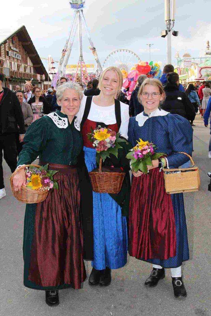 (FOTO) U SRCU STUTTGARTA: Hrvati na povijesnom pučkom festivalu čija tradicija seže u 1818. godinu stuttgart pucki festival