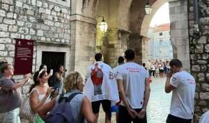 DUBROVNIK: Zlatnim vaterpolistima priređen doček ispred crkve Sv. Vlaha DUBROVNIK: Zlatnim vaterpolistima priređen doček ispred crkve Sv. Vlaha