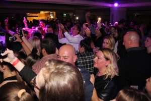 (FOTO i VIDEO) CRVENA JABUKA U DORTMUNDU: Publika u glas pjevala sve hitove popularnog benda