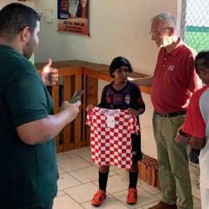 DAROVI BRAZILCIMA KOJI SU ZALJUBLJENI U HRVATSKU: Veleposlanik Hrvatske u Brazilu Ranko Vilović darovao brazliski klub hrvatskog imena hrvatskim dresovima i ostalim sportskim rekvizitima DAROVI BRAZILCIMA KOJI SU ZALJUBLJENI U HRVATSKU: Veleposlanik Hrvatske u Brazilu Ranko Vilović darovao brazliski klub hrvatskog imena hrvatskim dresovima i ostalim sportskim rekvizitima