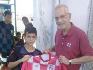 DAROVI BRAZILCIMA KOJI SU ZALJUBLJENI U HRVATSKU: Veleposlanik Hrvatske u Brazilu Ranko Vilović darovao brazliski klub hrvatskog imena hrvatskim dresovima i ostalim sportskim rekvizitima DAROVI BRAZILCIMA KOJI SU ZALJUBLJENI U HRVATSKU: Veleposlanik Hrvatske u Brazilu Ranko Vilović darovao brazliski klub hrvatskog imena hrvatskim dresovima i ostalim sportskim rekvizitima