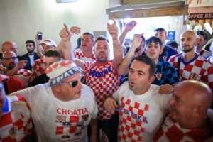 "HRVATSKI PARTY" U DOHI: Navijačka udruga "Mi Hrvati" organizirala show za pamćenje na Souq Wagif
