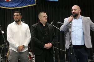 (FOTO) PRVA ADVENTSKA VEČER HRVATA U ŠVICARSKOJ: Publika se zabavljala uz Željka Bebeka, Slavonske lole i Marija Hrnjkaša