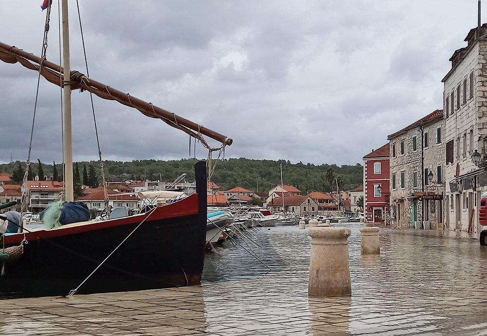 Poplavljena riva u Starom Gradu na otoku Hvaru