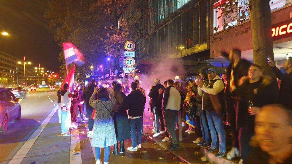 (VIDEO/FOTO) SLAVLJE HRVATSKIH NAVIJAČA U STUTTGARTU: Ludnica na ulicama grada hrvatski navijaci u stuttgartu