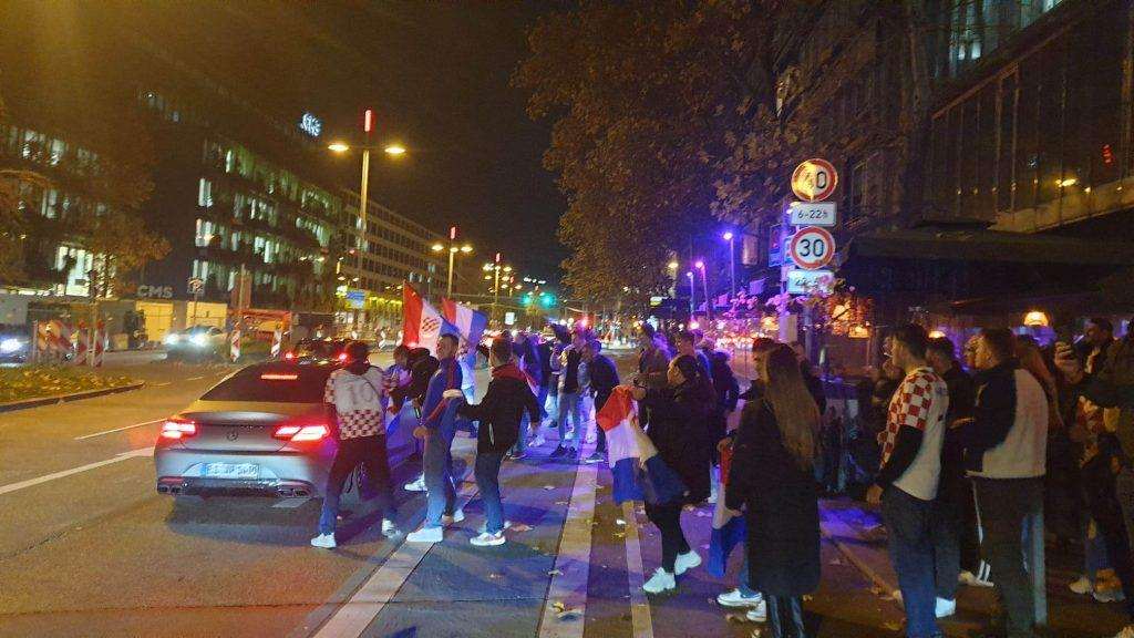(VIDEO/FOTO) SLAVLJE HRVATSKIH NAVIJAČA U STUTTGARTU: Ludnica na ulicama grada hrvatski navijaci u stuttgartu
