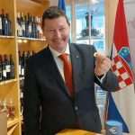56 POSTO AUSTRIJANACA ODUŠEVLJENO: Predstavnik Europske komisije u Austriji Seimayr i veleposlanik Glunčić u Beču započeli slavlje ulaska Hrvatske u eurozonu