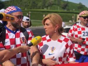 (VIDEO i FOTO) SPEKTAKL U DOHI: Hrvatski navijači i Kolinda Grabar Kitarović zajedno razvili zastavu dugu 200 metara (VIDEO i FOTO) SPEKTAKL U DOHI: Hrvatski navijači i Kolinda Grabar Kitarović zajedno razvili zastavu dugu 200 metara