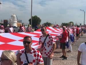 (VIDEO i FOTO) SPEKTAKL U DOHI: Hrvatski navijači i Kolinda Grabar Kitarović zajedno razvili zastavu dugu 200 metara (VIDEO i FOTO) SPEKTAKL U DOHI: Hrvatski navijači i Kolinda Grabar Kitarović zajedno razvili zastavu dugu 200 metara