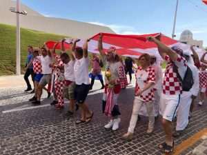 (VIDEO i FOTO) SPEKTAKL U DOHI: Hrvatski navijači i Kolinda Grabar Kitarović zajedno razvili zastavu dugu 200 metara (VIDEO i FOTO) SPEKTAKL U DOHI: Hrvatski navijači i Kolinda Grabar Kitarović zajedno razvili zastavu dugu 200 metara