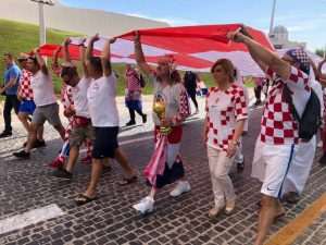 (VIDEO i FOTO) SPEKTAKL U DOHI: Hrvatski navijači i Kolinda Grabar Kitarović zajedno razvili zastavu dugu 200 metara (VIDEO i FOTO) SPEKTAKL U DOHI: Hrvatski navijači i Kolinda Grabar Kitarović zajedno razvili zastavu dugu 200 metara