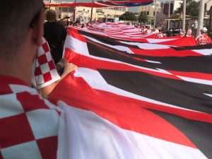 (VIDEO i FOTO) SPEKTAKL U DOHI: Hrvatski navijači i Kolinda Grabar Kitarović zajedno razvili zastavu dugu 200 metara (VIDEO i FOTO) SPEKTAKL U DOHI: Hrvatski navijači i Kolinda Grabar Kitarović zajedno razvili zastavu dugu 200 metara