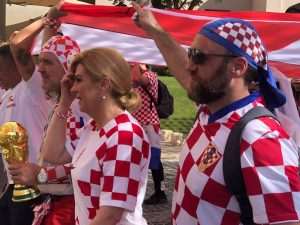 (VIDEO i FOTO) SPEKTAKL U DOHI: Hrvatski navijači i Kolinda Grabar Kitarović zajedno razvili zastavu dugu 200 metara (VIDEO i FOTO) SPEKTAKL U DOHI: Hrvatski navijači i Kolinda Grabar Kitarović zajedno razvili zastavu dugu 200 metara