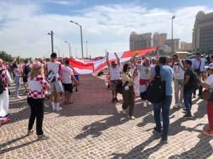 (VIDEO i FOTO) SPEKTAKL U DOHI: Hrvatski navijači i Kolinda Grabar Kitarović zajedno razvili zastavu dugu 200 metara (VIDEO i FOTO) SPEKTAKL U DOHI: Hrvatski navijači i Kolinda Grabar Kitarović zajedno razvili zastavu dugu 200 metara