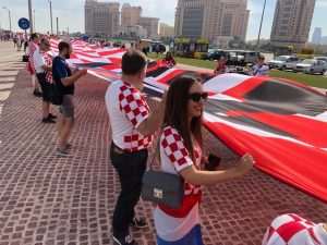 (VIDEO i FOTO) SPEKTAKL U DOHI: Hrvatski navijači i Kolinda Grabar Kitarović zajedno razvili zastavu dugu 200 metara (VIDEO i FOTO) SPEKTAKL U DOHI: Hrvatski navijači i Kolinda Grabar Kitarović zajedno razvili zastavu dugu 200 metara