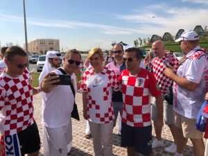 (VIDEO i FOTO) SPEKTAKL U DOHI: Hrvatski navijači i Kolinda Grabar Kitarović zajedno razvili zastavu dugu 200 metara (VIDEO i FOTO) SPEKTAKL U DOHI: Hrvatski navijači i Kolinda Grabar Kitarović zajedno razvili zastavu dugu 200 metara