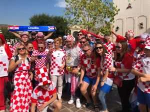 (VIDEO i FOTO) SPEKTAKL U DOHI: Hrvatski navijači i Kolinda Grabar Kitarović zajedno razvili zastavu dugu 200 metara doha navijaci kolinda