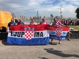 (VIDEO i FOTO) SPEKTAKL U DOHI: Hrvatski navijači i Kolinda Grabar Kitarović zajedno razvili zastavu dugu 200 metara (VIDEO i FOTO) SPEKTAKL U DOHI: Hrvatski navijači i Kolinda Grabar Kitarović zajedno razvili zastavu dugu 200 metara